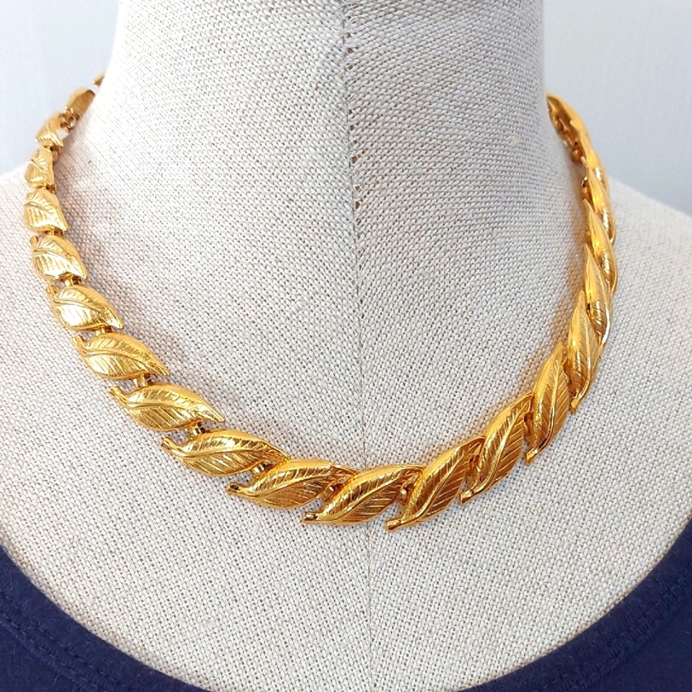 Stunning vintage Napier leaf goldtone 17" necklace